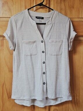 Cable & Gauge Beige Button-Front Pocket Short Sleeve Top